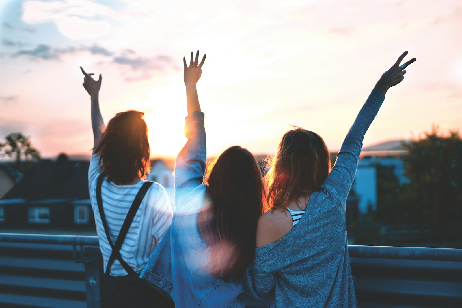 Trois amies savourent un coucher de soleil ensemble